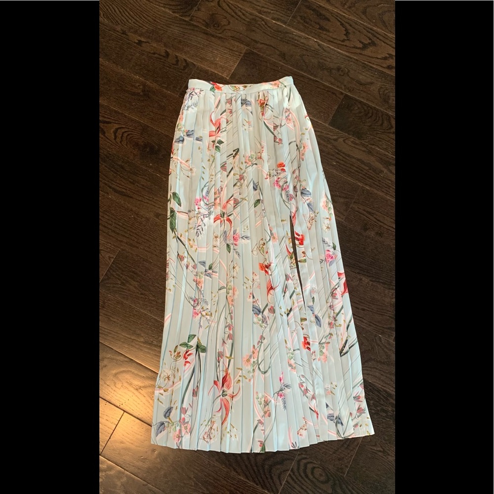 Bebe pleated floral maxi skirt